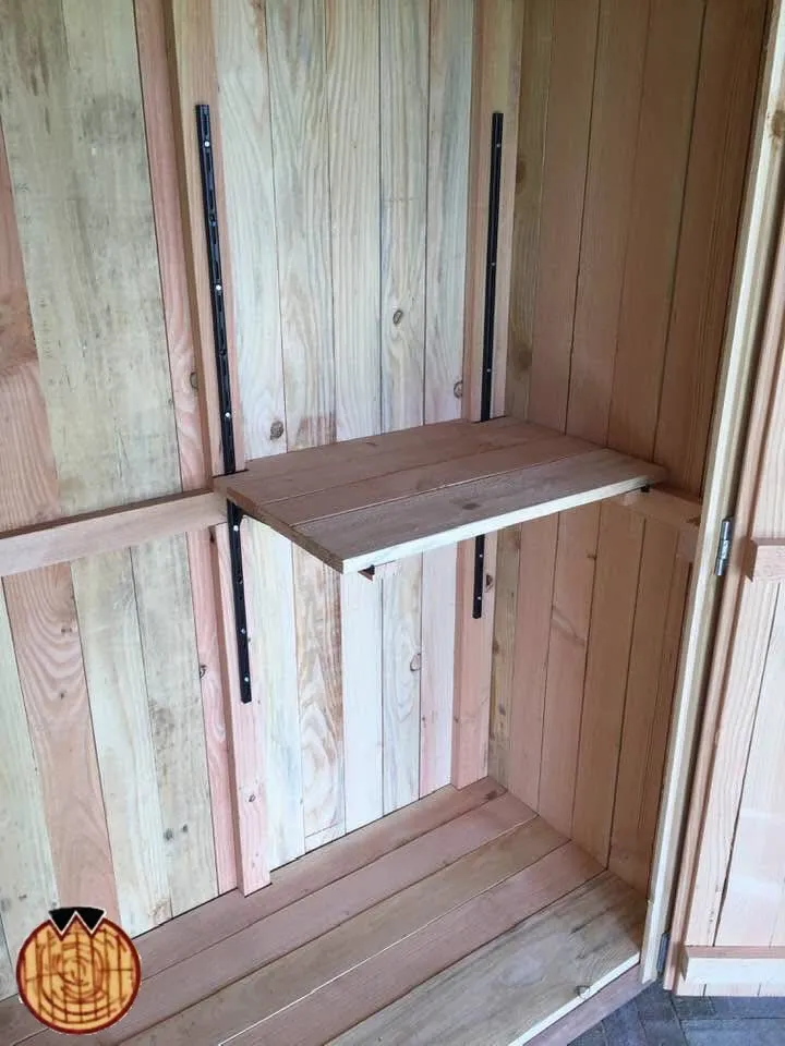 Houten schappenkast voor buitenopslag